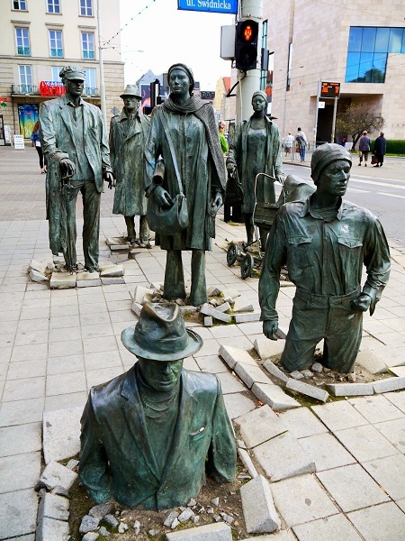 Sửng sốt trước những ý tưởng điêu khắc "có một không hai" - 5 Loạt tác phẩm “Những con người vô danh” ở thành phố Wrocław, Ba Lan.