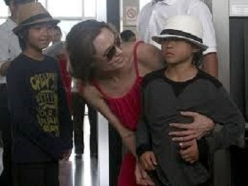 Cuộc sống xa hoa cậu bé người Việt Pax Thiên trong gia đình Angelina Jolie - 4 Pax Thiên trong vòng tay mẹ nuôi