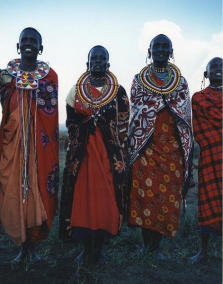 Người mẫu (thứ hai từ trái sang) trong một “pô” ảnh chụp cùng với những người dân bản địa ở Alaska.