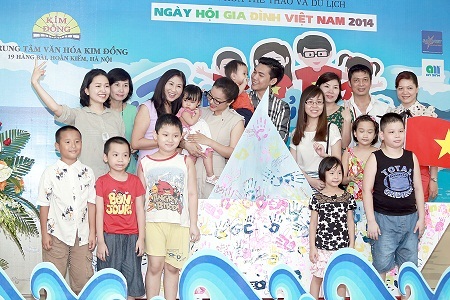 Gia đình Phương Anh chụp hình lưu niệm cùng các gia đình khác