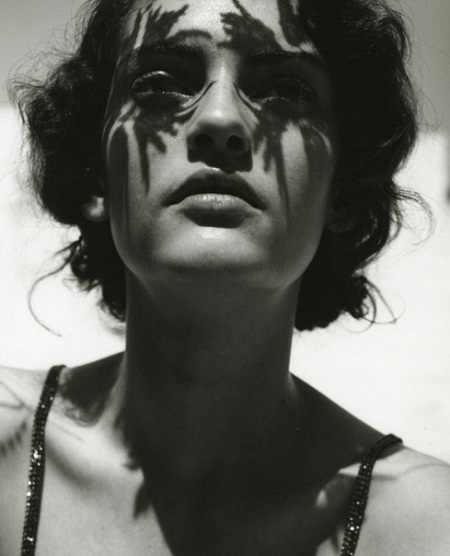 Người mẫu (thứ hai từ trái sang) trong một “pô” ảnh chụp cùng với những người dân bản địa ở Alaska.