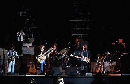 Cựu thành viên The Beatles vật lộn để thoát khỏi hào quang - 6 Paul McCartney biểu diễn với Wings hồi năm 1976.