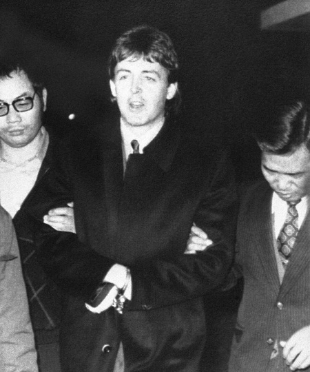 Cựu thành viên The Beatles vật lộn để thoát khỏi hào quang - 9 Paul McCartney bị bắt ngày 16/1/1980 ở Tokyo vì tàng trữ cần sa.