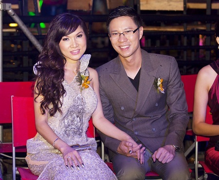 MC Anh Quân đã tìm được “bến đỗ tình yêu”? - 5 Hai người liên tục có những cử chỉ thân mật