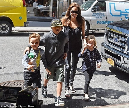 Cuộc sống xa hoa cậu bé người Việt Pax Thiên trong gia đình Angelina Jolie - 7 Jolie rất tự hào vì Pax Thiên là cậu bé rất tình cảm