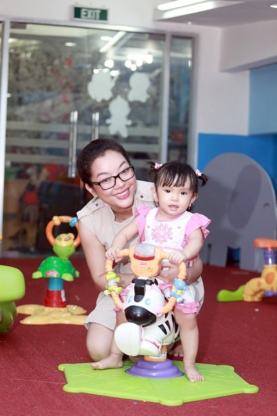 Phương Anh bên bé Tường Mai