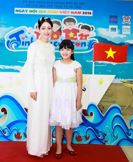 Chiều Xuân “khoe” con gái đáng yêu trong ngày hội gia đình - 8 Hồng Khanh hát tặng mẹ