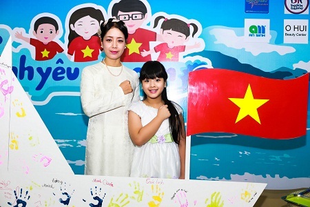 Chiều Xuân “khoe” con gái đáng yêu trong ngày hội gia đình - 10 Hồng Khanh hát tặng mẹ