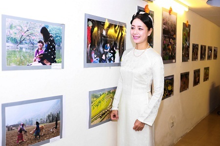 Chiều Xuân “khoe” con gái đáng yêu trong ngày hội gia đình - 4 Chiều Xuân đi tham quan triển lãm