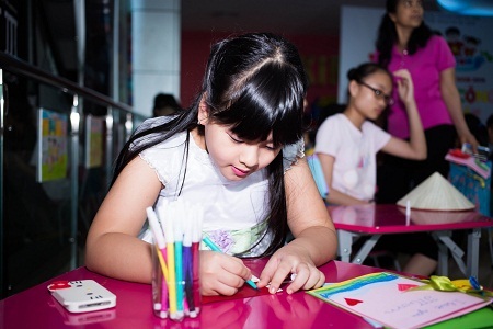 Chiều Xuân “khoe” con gái đáng yêu trong ngày hội gia đình - 2 Hồng Khanh tham gia trò chơi dành cho các bé và gia đình