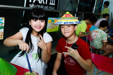 Chiều Xuân “khoe” con gái đáng yêu trong ngày hội gia đình - 11 Hồng Khanh và Chiến Thắng - Hai người bạn đã quen nhau tại cuộc thi Giọng hát Việt nhí.