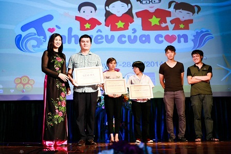 Chiều Xuân “khoe” con gái đáng yêu trong ngày hội gia đình - 5 Trao giải cho những cá nhân xuất sắc giành giải tại cuộc thi chụp ảnh và viết về đề tài gia đình