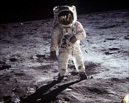 Nhịp tim phi hành gia Neil Armstrong trong nhạc phẩm kinh điển - 1 Neil Armstrong bước đi trên mặt trăng