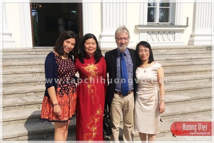 Một người Đức gốc Việt được Tổng thổng Đức tặng bằng khen và huy chương - 6 Bà Hải Bluhm chụp hình lưu niệm cùng bạn bè và gia đình tại Dinh Tổng thống Đức ở lâu đài Bellevue