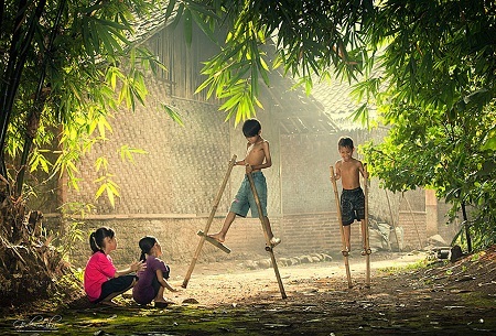 Hình ảnh tuyệt đẹp về niềm vui trẻ thơ - 4 Những em bé Indonesia chơi cà kheo.