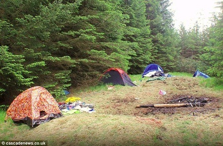 Địa điểm quay phim James Bond bị rác thải “nhấn chìm” - 8 Có những du khách bỏ nguyên lại tất cả những đồ dùng lỉnh kỉnh sau khi kết thúc cuộc dã ngoại.