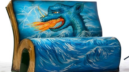 Điệp viên James Bond lên... “ghế băng văn học” của trẻ em - 2 Chiếc ghế băng “Bí kíp luyện rồng” do chính tay nữ tác giả Cressida Cowell thực hiện.