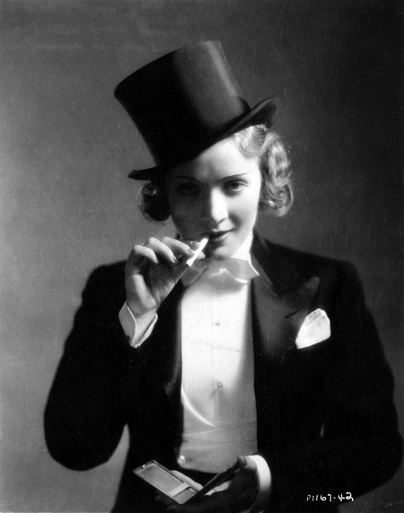 Vẻ đẹp nữ quyền trong thiết kế tuxedo dành cho nữ - 4 Marlene Dietrich trong phim “Morocco” (1930)