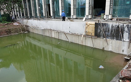 Kiến nghị khẩn cấp cứu Hoàng Thành Thăng Long - 1 Một hố khảo cổ nằm sát tường bao hiện đang bị ngập nghiêm trọng