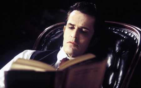 Vẻ ngoài hấp dẫn của Sherlock Holmes trên màn ảnh - 6 Rupert Everett: