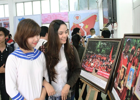 Cảm xúc Hoàng Sa - 2 Đông đảo bạn trẻ tại TP.HCM thăm quan triển lãm sáng 24-7