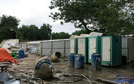 Kiến nghị khẩn cấp cứu Hoàng Thành Thăng Long - 2 Các nhà vệ sinh lưu động là vấn đề nhức nhối với di sản Hoàng thành Thăng Long