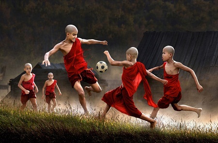 Hình ảnh tuyệt đẹp về niềm vui trẻ thơ - 9 Những chú tiểu người Myanmar cũng rất ham mê đá bóng.