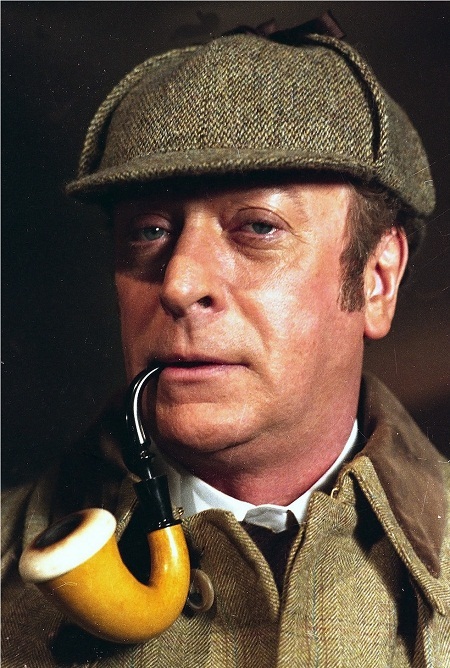 Vẻ ngoài hấp dẫn của Sherlock Holmes trên màn ảnh - 8 Michael Caine: