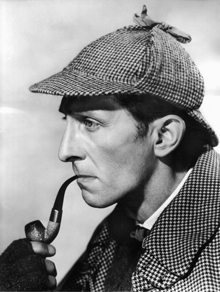 Vẻ ngoài hấp dẫn của Sherlock Holmes trên màn ảnh - 13 Peter Cushing:
