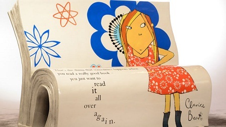 Điệp viên James Bond lên... “ghế băng văn học” của trẻ em - 3 Chiếc ghế băng “Bí kíp luyện rồng” do chính tay nữ tác giả Cressida Cowell thực hiện.