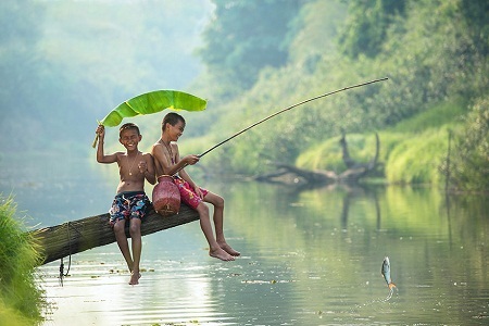 Hình ảnh tuyệt đẹp về niềm vui trẻ thơ - 16 Hai cậu bé người Thái Lan ngồi câu cá trong trưa nắng hè.