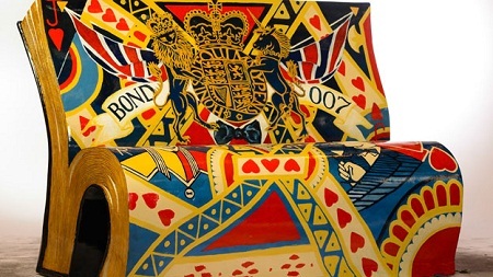 Điệp viên James Bond lên... “ghế băng văn học” của trẻ em - 4 Chiếc ghế băng “Bí kíp luyện rồng” do chính tay nữ tác giả Cressida Cowell thực hiện.