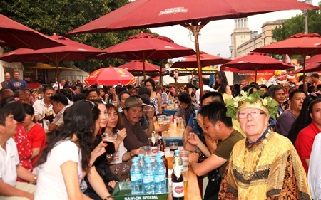 Khuôn viên người Việt Nam tại Lễ hội Bia quốc tế luôn thu hút được rất đông du khách quốc tế