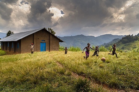 Hình ảnh tuyệt đẹp về niềm vui trẻ thơ - 30 Những cậu bé người Uganda.