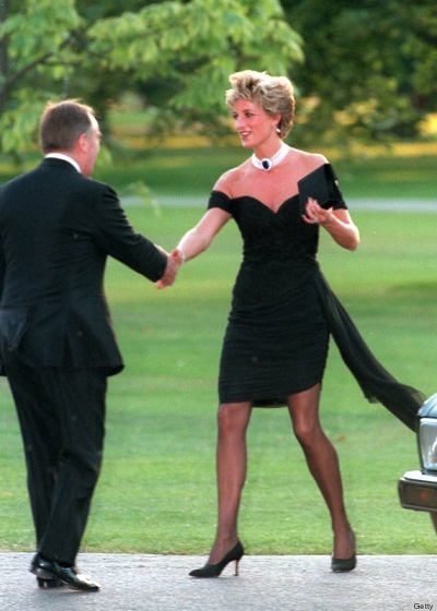 Bí ẩn của những chiếc đầm đen - 14 Nữ diễn viên mắt tím Elizabeth Taylor trong một bức hình đẹp bí ẩn chụp năm 1955.