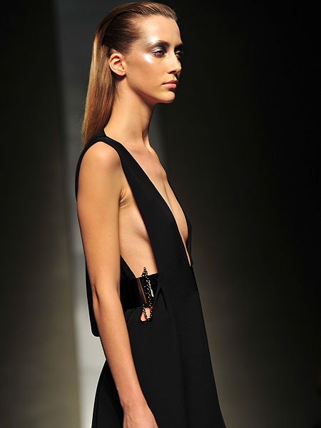 Góc khuất khó lường về người mẫu ép cân - 2 Người mẫu siêu gầy đang trở thành vấn nạn trong ngành thời trang thế giới.