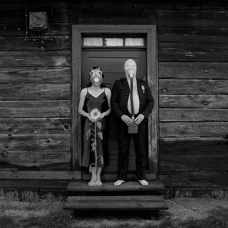 Những bức ảnh gia đình của Sebastian có phần hơi kỳ quái, vừa hài hước vừa lạ lẫm.