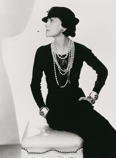 Bí ẩn của những chiếc đầm đen - 11 Nữ diễn viên mắt tím Elizabeth Taylor trong một bức hình đẹp bí ẩn chụp năm 1955.