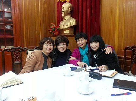 Ký ức về 25 năm lẻ bóng của diễn viên Minh Hằng - 3 Minh Hằng và các đồng nghiệp tại nhà hát Tuổi trẻ