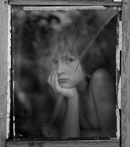 Những bức ảnh gia đình của Sebastian có phần hơi kỳ quái, vừa hài hước vừa lạ lẫm.