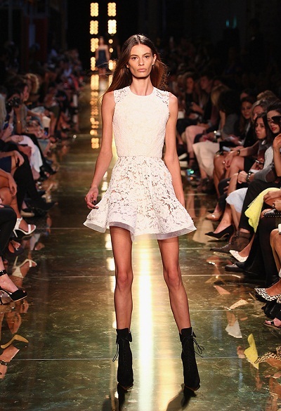 Góc khuất khó lường về người mẫu ép cân - 4 Người mẫu siêu gầy đang trở thành vấn nạn trong ngành thời trang thế giới.