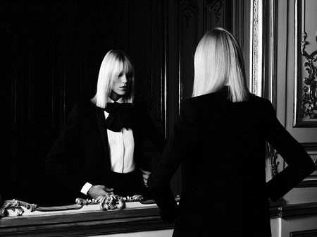 Vẻ đẹp nữ quyền trong thiết kế tuxedo dành cho nữ - 6 Một thiết kế tuxedo nữ của Saint Laurent