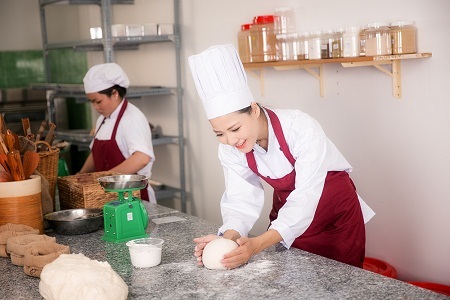 Hoa hậu Trần Thị Quỳnh tất bật làm “cô bán bánh mì” - 2 Hoa hậu Trần Thị Quỳnh tất bật làm “cô bán bánh mì”