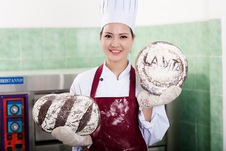 Hoa hậu Trần Thị Quỳnh tất bật làm “cô bán bánh mì” - 7 Tin: