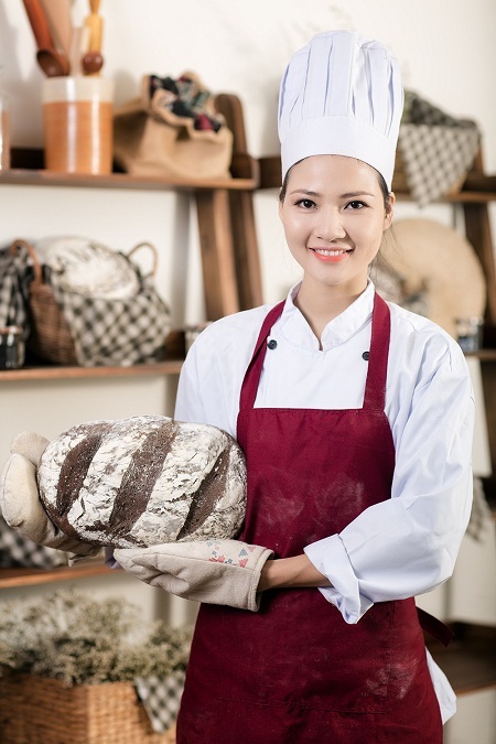 Hoa hậu Trần Thị Quỳnh tất bật làm “cô bán bánh mì” - 10 Tin: