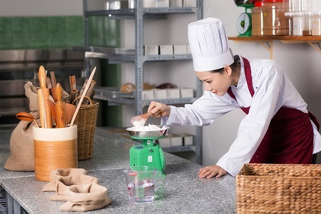 Hoa hậu Trần Thị Quỳnh tất bật làm “cô bán bánh mì” - 1 Hoa hậu Trần Thị Quỳnh tất bật làm “cô bán bánh mì”