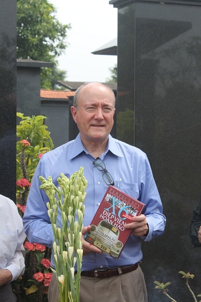 Giáo sư Larry Berman
và cuốn sách