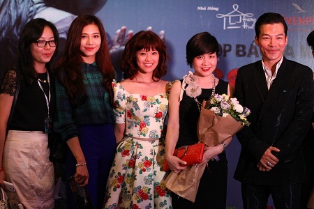 Trần Bảo Sơn chụp ảnh cùng Đại diện đơn vị BHD - bà Thanh Thủy (thứ 2 phải sang) và khách mời.