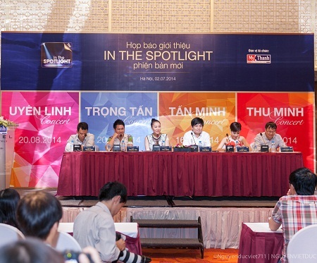 Thu Minh gửi nụ hôn nồng nàn tới ca sĩ Tấn Minh - 2 Sự xuất hiện của cả 4 ca sĩ Uyên Linh - Trọng Tấn - Tấn Minh - Thu Minh tại họp báo.