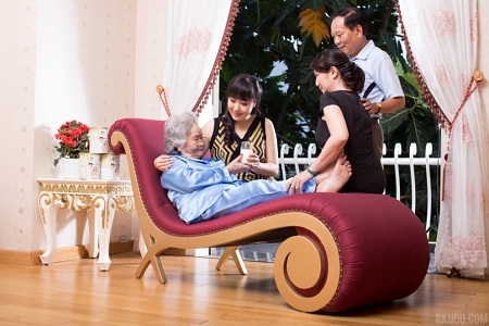 Hoa hậu Ngô Phương Lan: Món quà ý nghĩa xuất phát từ tấm lòng - 2 Theo
chị, món quà nào dành cho bố mẹ là ý nghĩa nhất?